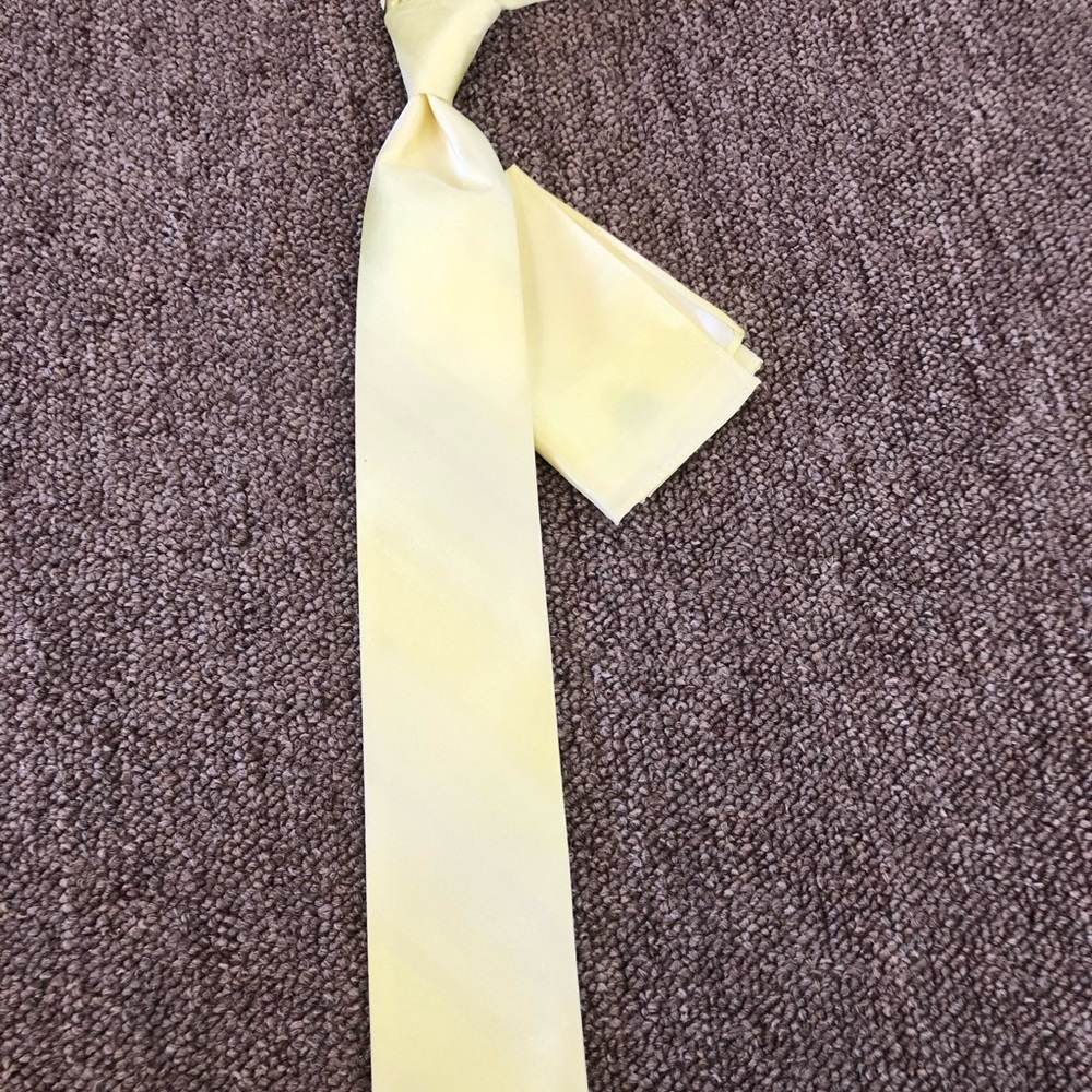 Yellow ombré tie with matching pocket square